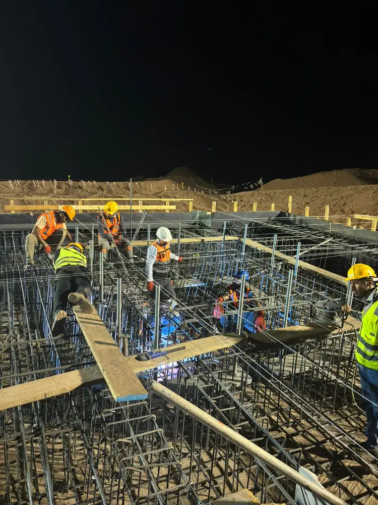 Trabalho noturno na montagem da grelha de aço