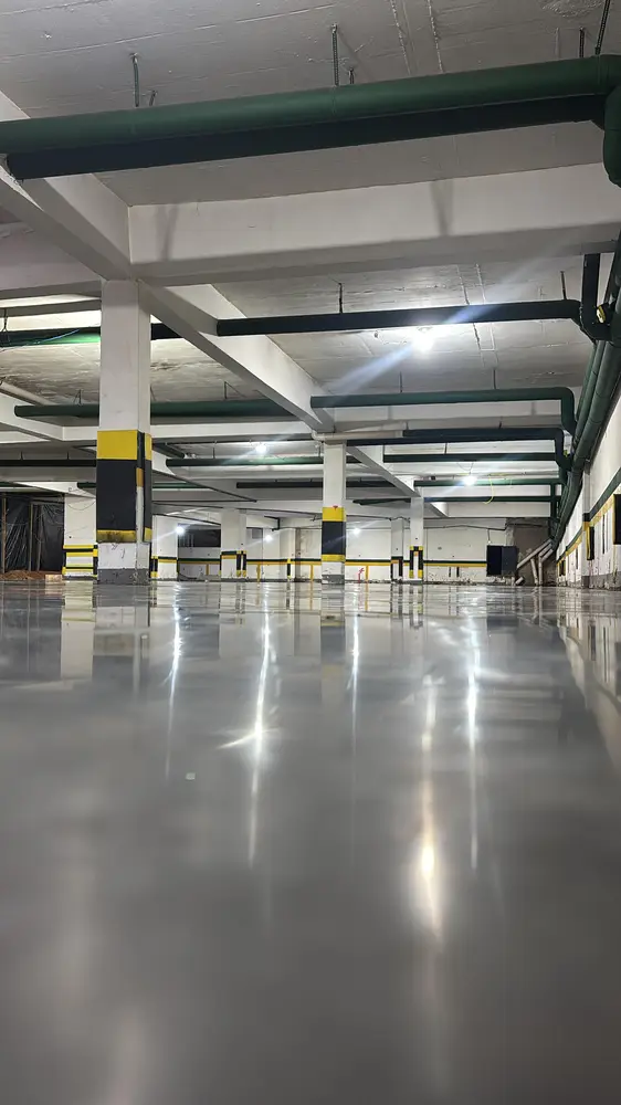 Piso de concreto polido finalizado em subsolo comercial