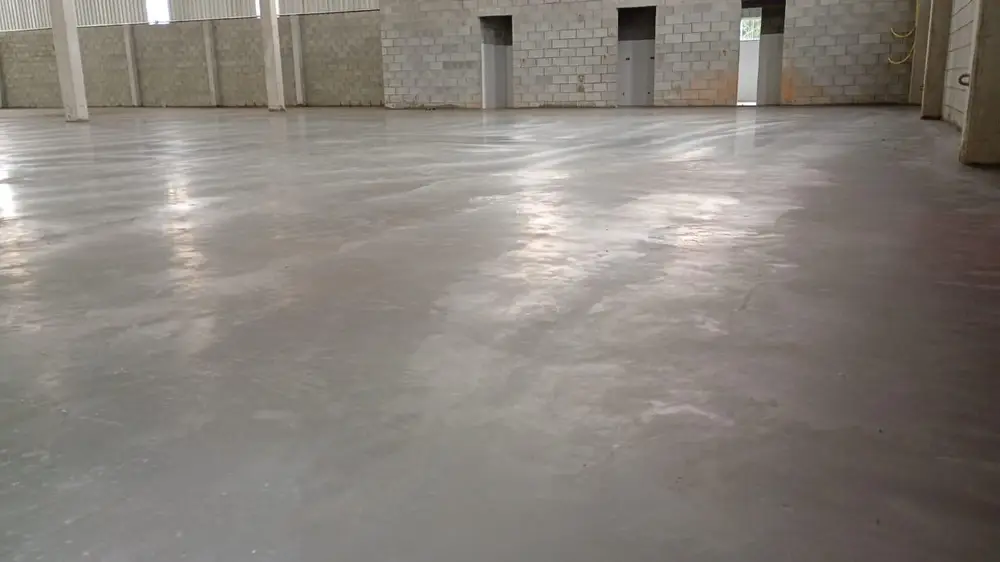Piso acabado em galpão industrial com alta planeza
