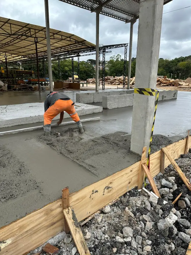 Execução de piso de concreto em galpão industrial