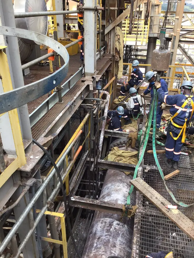 Equipe operando em plataforma elevada de processo