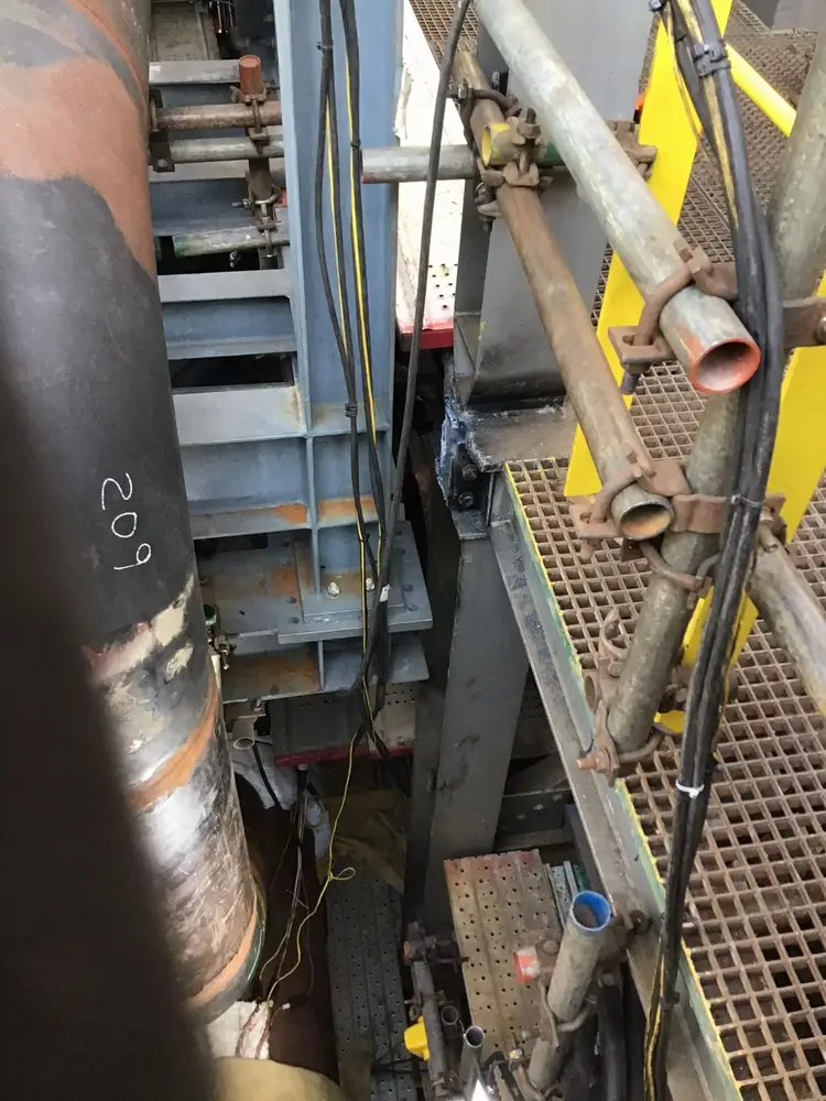 Estrutura de tubulação em ambiente industrial de grande porte